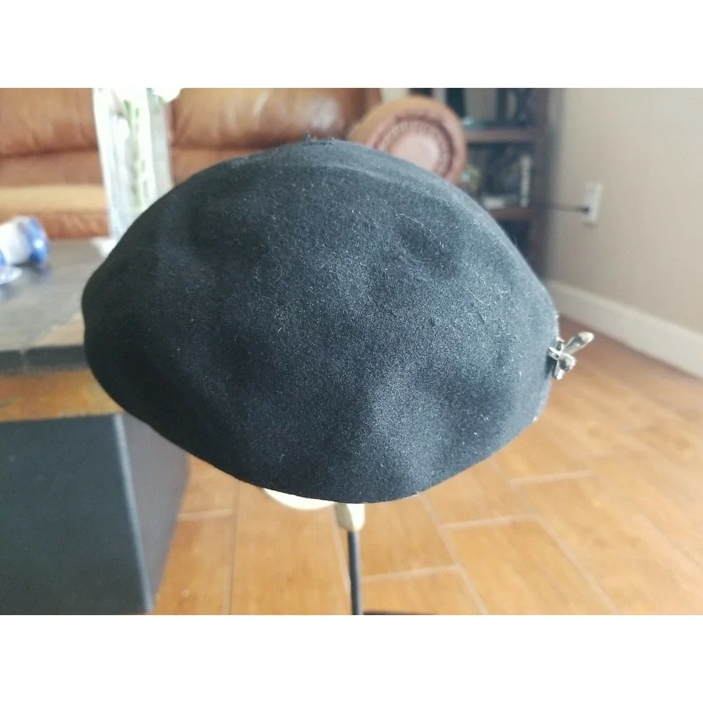 Vintage BETMAR New York Women's Black Beret French Hat Wool‎ Pin Embellishment